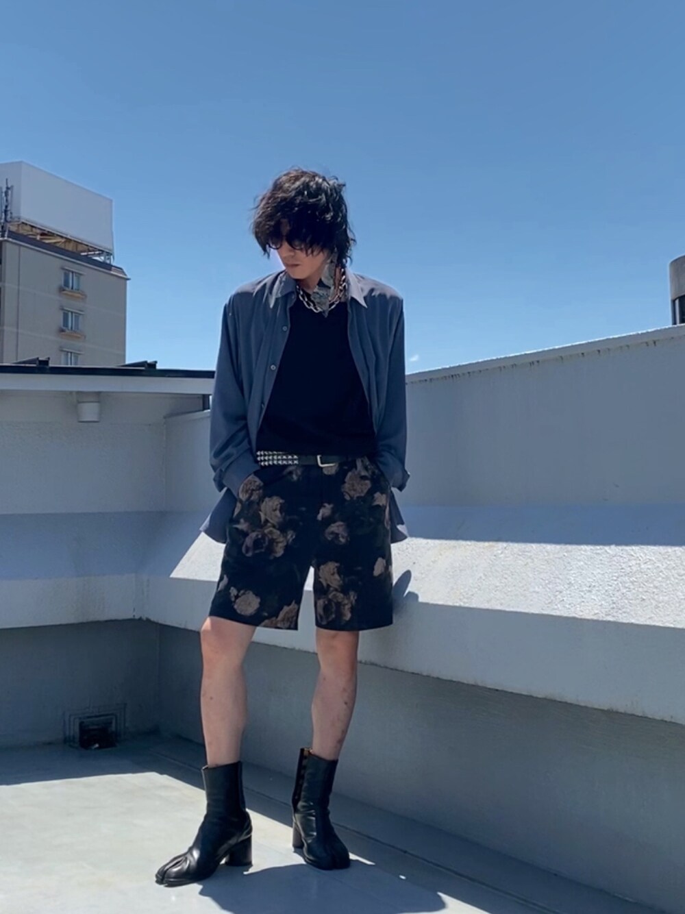 ブルー系のシャツ/ブラウス、ブラック系のタンクトップ、ブラック系のその他パンツを着用したメンズの夏コーディネートの1枚目の写真