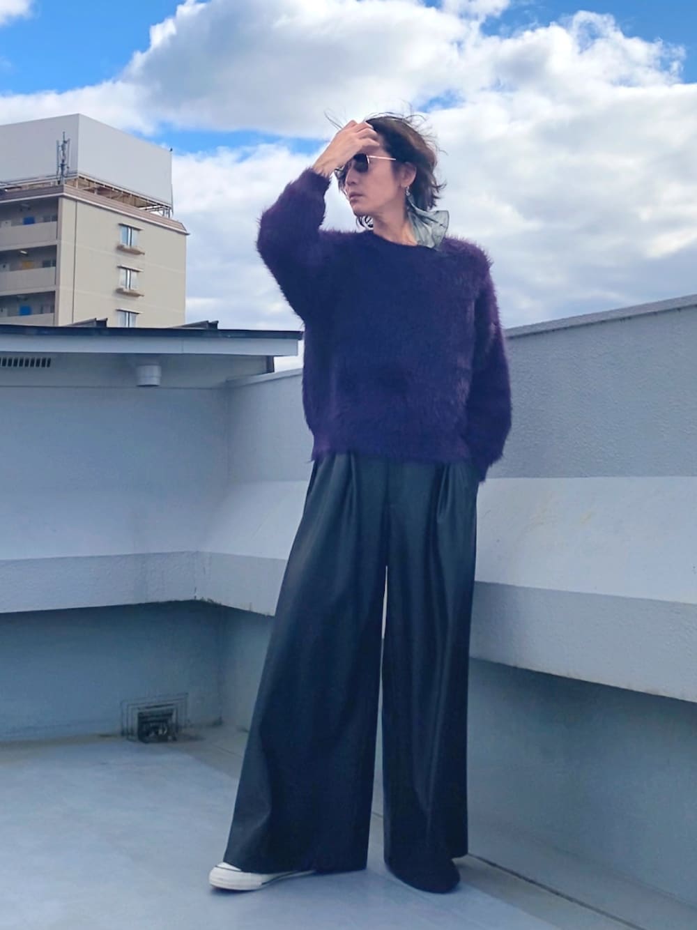 パープル系のニット/セーター、ブラック系のその他パンツ、ベージュ系のスニーカーを着用したメンズの秋コーディネートの1枚目の写真