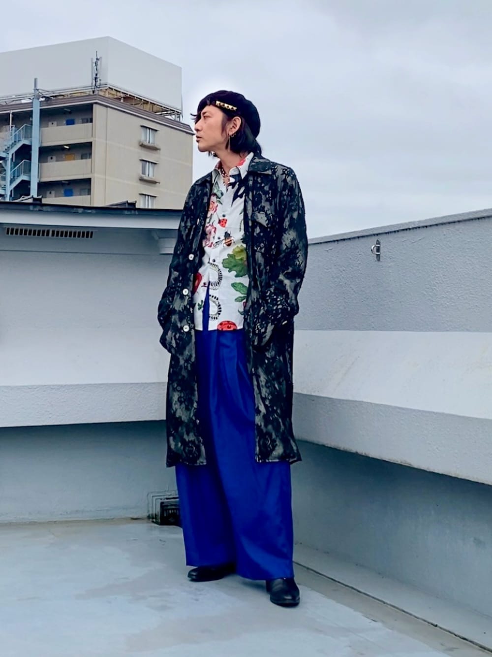 ホワイト系のシャツ/ブラウス、ブラック系のステンカラーコート、ブルー系のスラックスを着用したメンズの春コーディネートの1枚目の写真