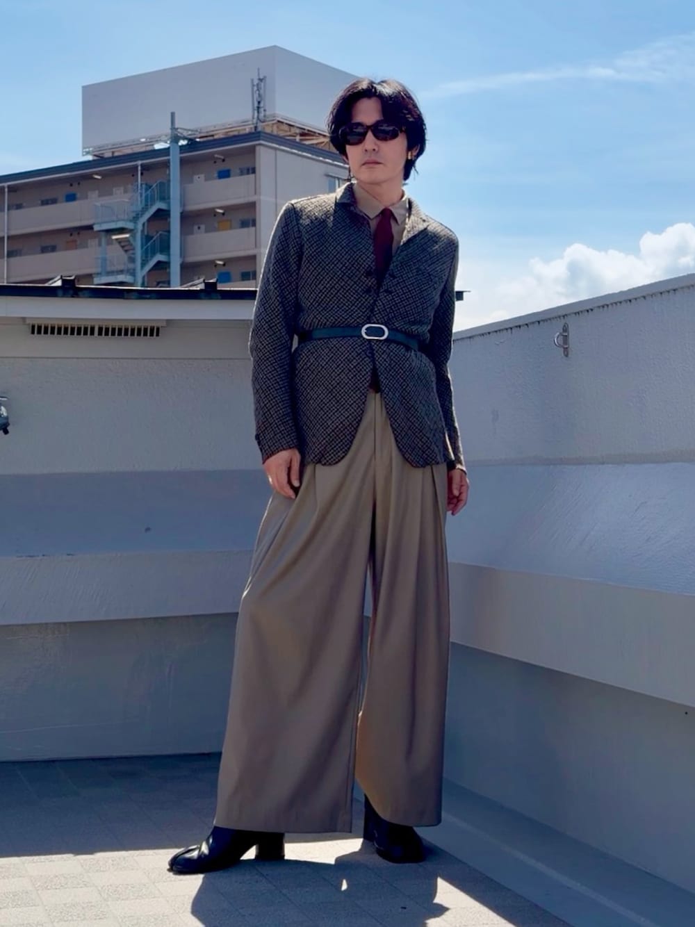 ブラウン系のその他パンツ、ブラック系のブーツ、ブラウン系のテーラードジャケットを着用したメンズの春コーディネートの1枚目の写真