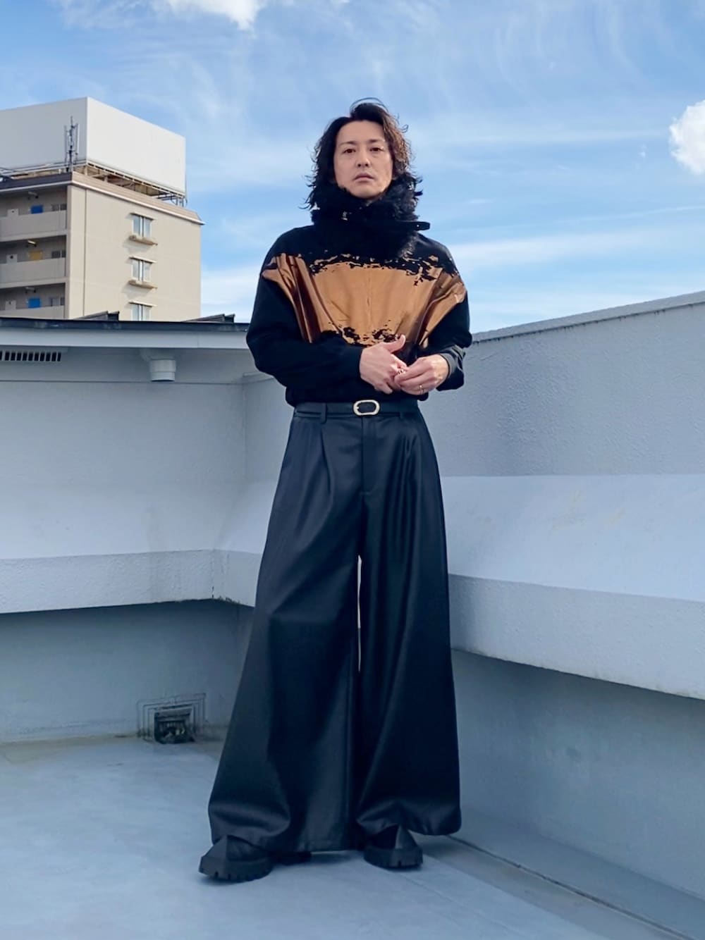 ブラック系のTシャツ/カットソー、ブラック系のその他パンツ、ブラック系のドレスシューズを着用したメンズの秋コーディネートの1枚目の写真