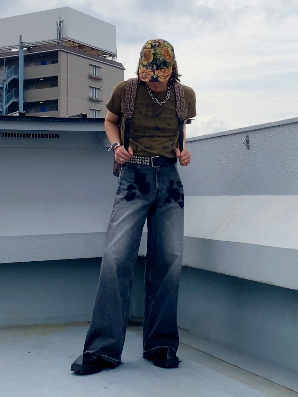 ブラック系のデニムパンツ、ベージュ系のTシャツ/カットソー、ブラック系のドレスシューズを着用したメンズの夏コーディネートの1枚目の写真