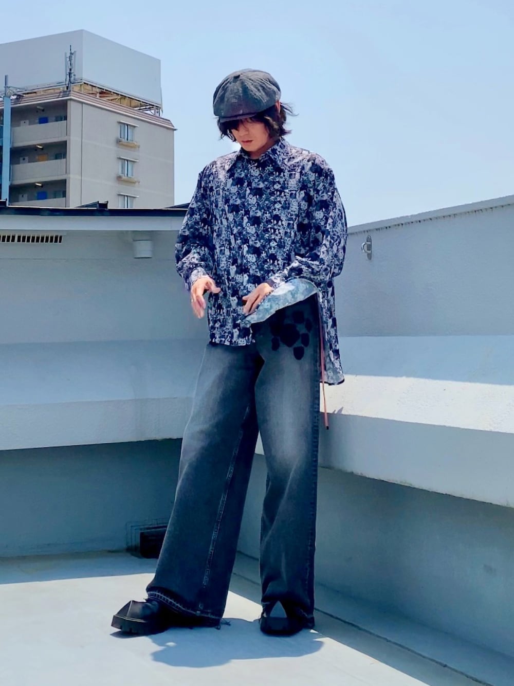 ブラック系のシャツ/ブラウス、ブラック系のデニムパンツ、ブラック系のドレスシューズを着用したメンズの夏コーディネートの1枚目の写真