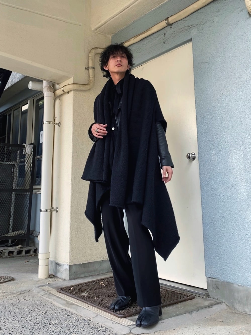 ブラック系のシャツ/ブラウス、ブラック系のニット/セーター、ブラック系のライダースジャケットを着用したメンズの冬コーディネートの1枚目の写真