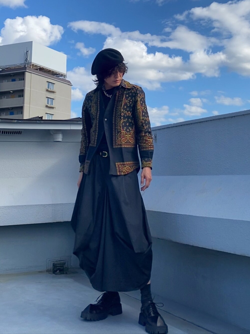 ブラック系のシャツ/ブラウス、ブラック系のスカート、ブラック系のドレスシューズを着用したメンズの秋コーディネートの1枚目の写真