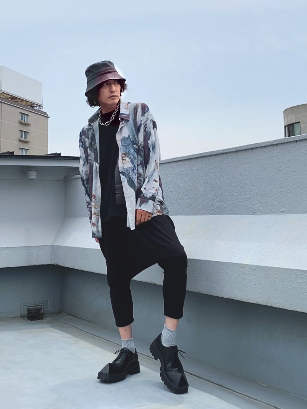 ブラック系のTシャツ/カットソー、その他のシャツ/ブラウス、ブラック系のその他パンツを着用したメンズの春コーディネートの1枚目の写真