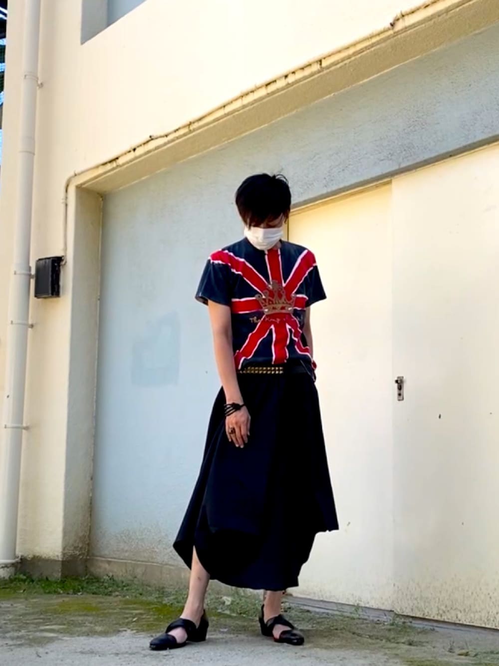 ブラック系のスカート、ブラック系のブーツ、ブルー系のTシャツ/カットソーを着用したメンズの夏コーディネートの1枚目の写真