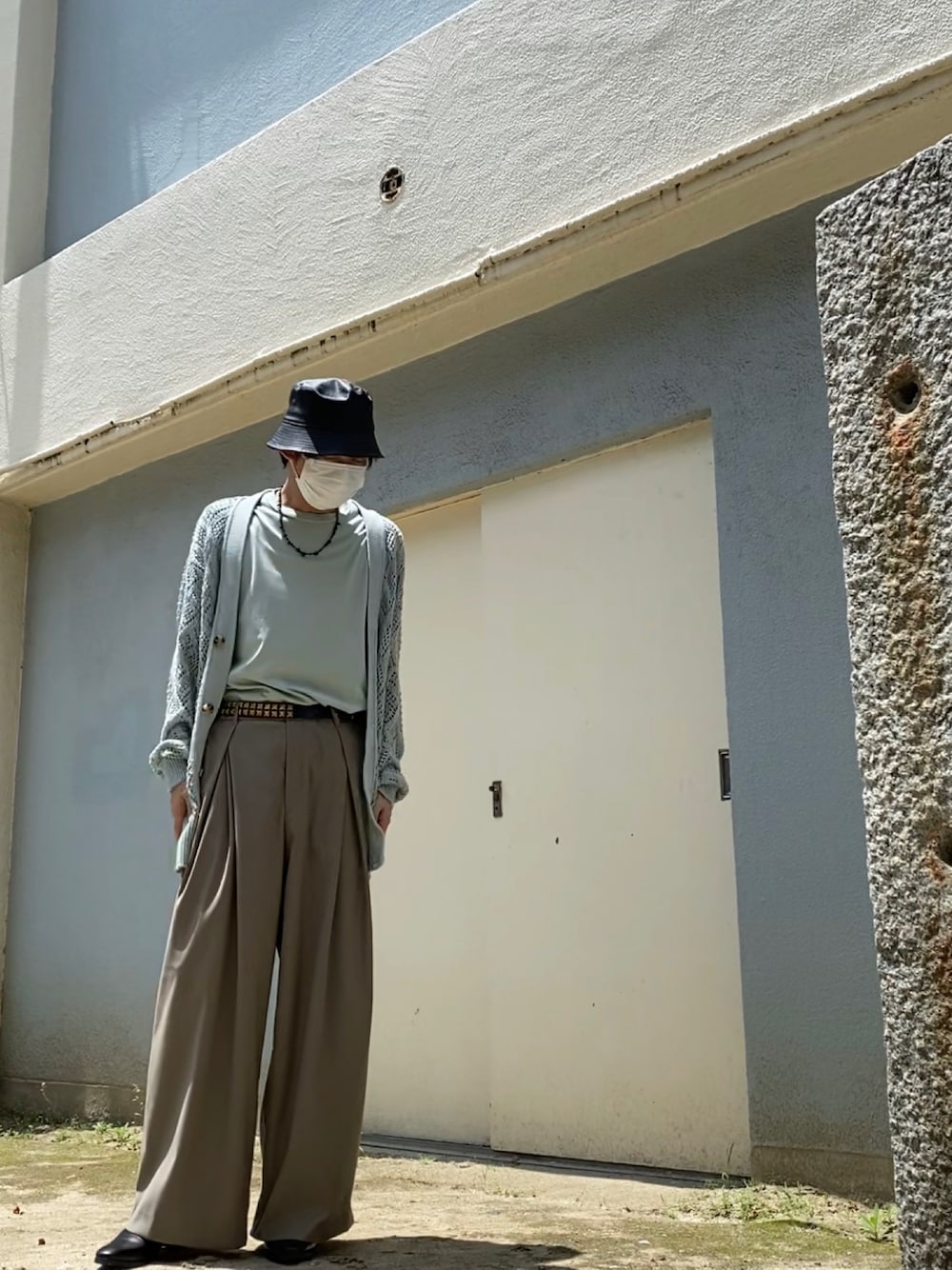 グリーン系のカーディガン/ボレロ、グリーン系のTシャツ/カットソー、ブラウン系のその他パンツを着用したメンズの夏コーディネートの1枚目の写真