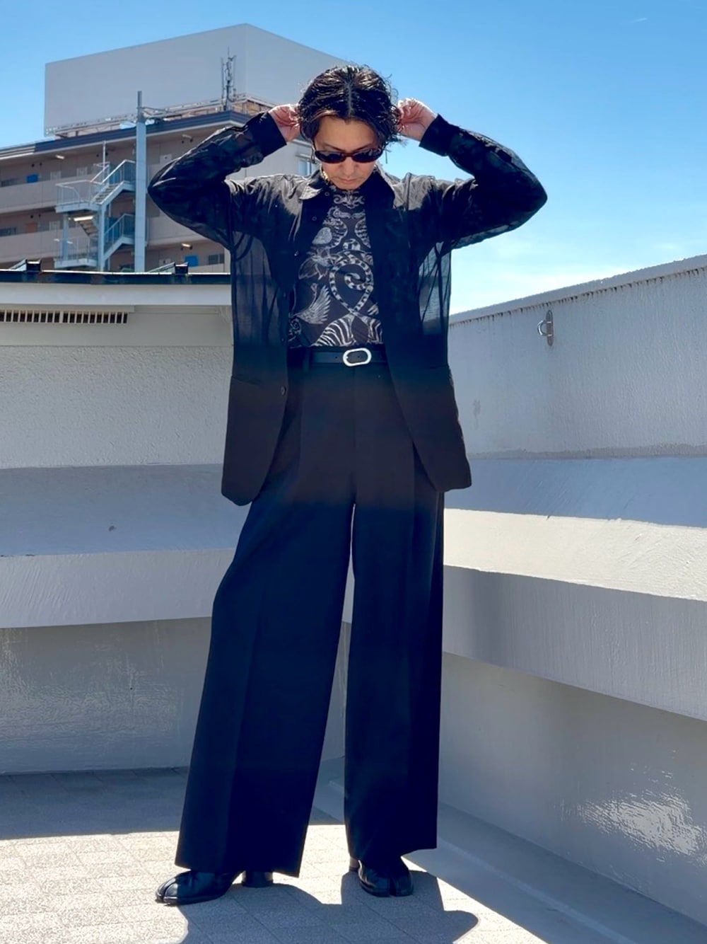 ブラック系のシャツ/ブラウス、ブラック系のブーツ、ブラック系のTシャツ/カットソーを着用したメンズの春コーディネートの1枚目の写真