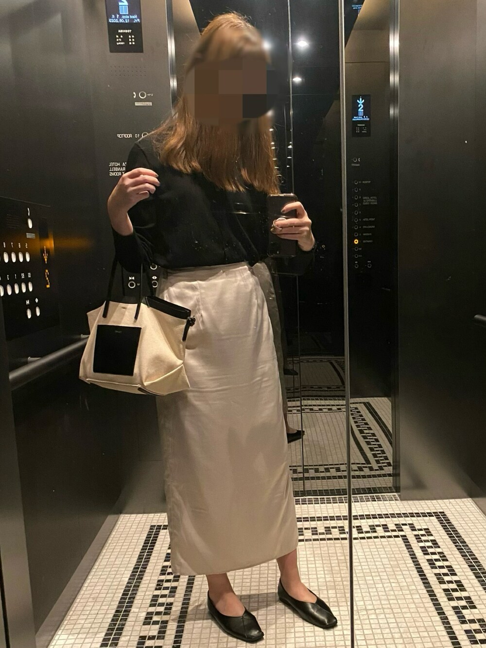 「シンプルスタイル、モノトーン、ロングスカート、大人カジュアル、カーディガンコーデ、UNIQLO、オフィスカジュアル、オフィススタイル、サウナ」｜「BEAUTY&YOUTH UNITED ARROWSのBY Vカットステッチフラットシューズ ∴（パンプス、ブラック系）」を使った、よーちゃんさん（レディース・167cm）の春コーディネートの1枚目の写真