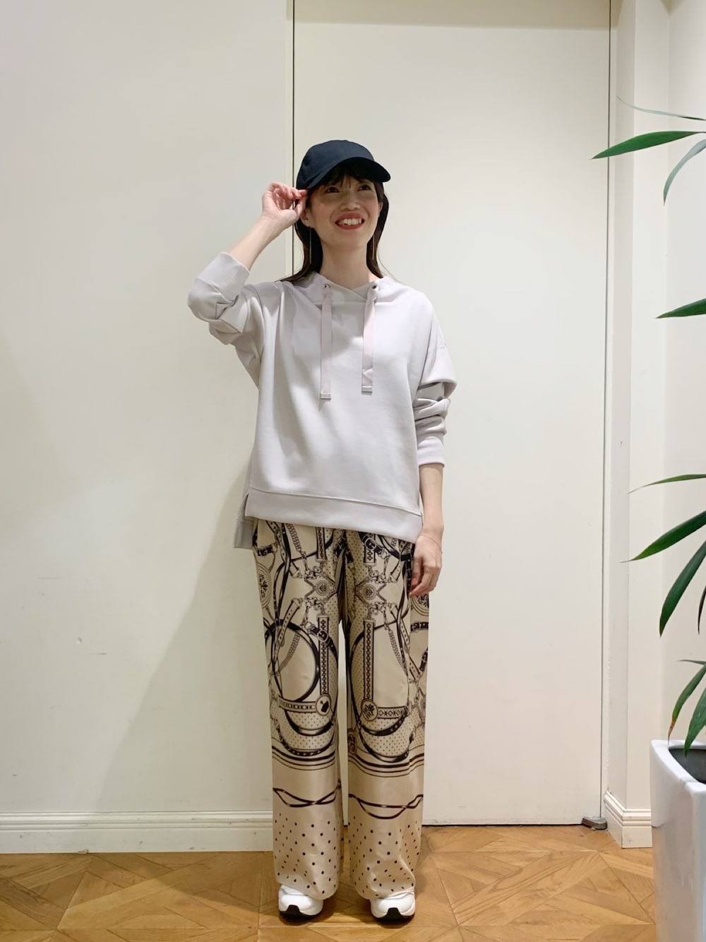 「休日スタイル、カジュアルコーデ、今日のコーデ、パンツスタイル、秋先取りコーデ、低身長女子、シンプルコーデ、ラクチンコーデ、大人女子、秋コーデ、スニーカーコーデ、秋、お洒落さんとつながりたい、淡色コーデ、大人カジュアル」｜「meeny minyのアイテム（キャップ、ブラック系）」を使った、norikoさん（レディース・152cm）の夏コーディネートの1枚目の写真