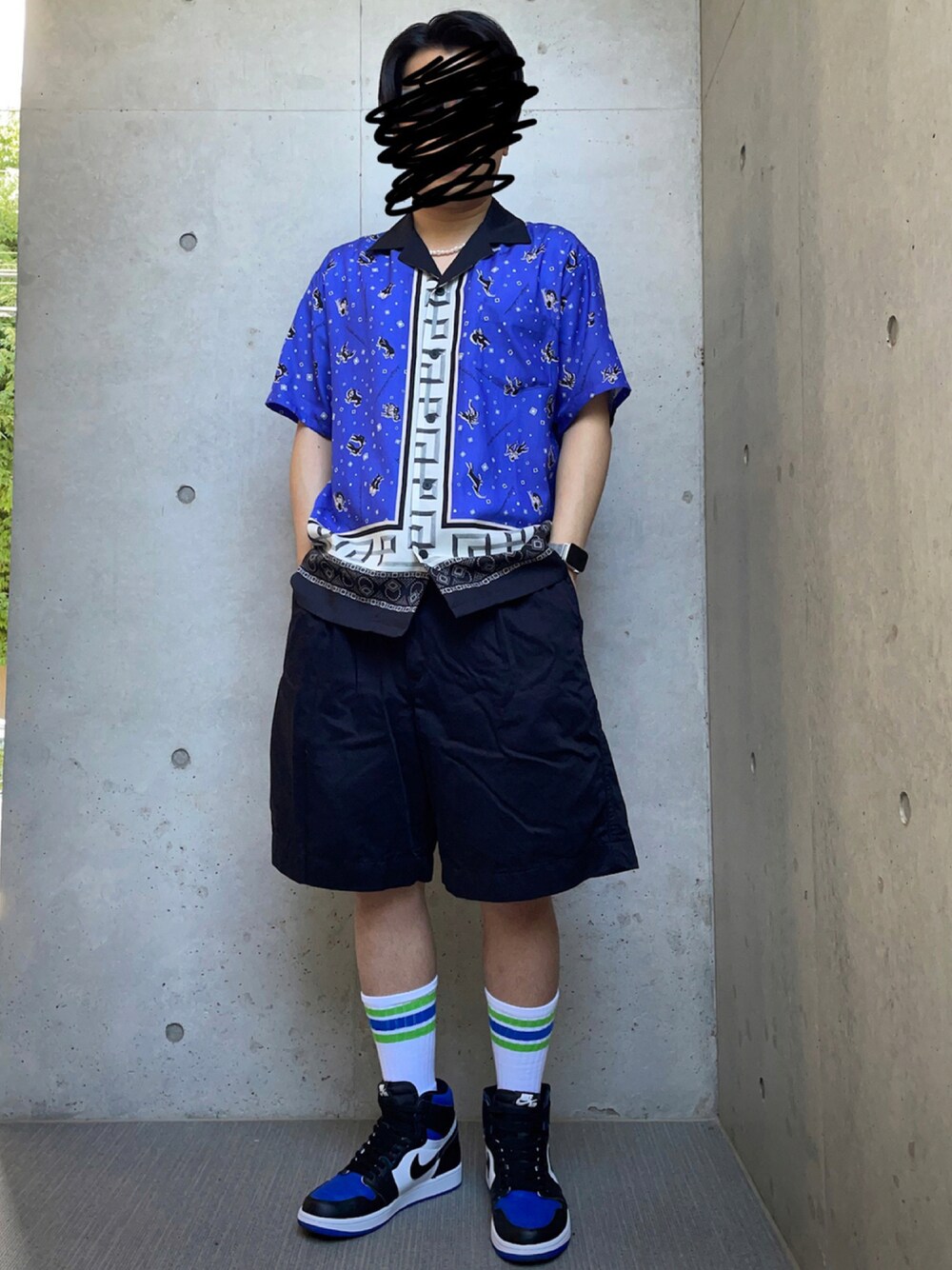 「ハーフパンツ、オープンカラーシャツ、ガラシャツ、アロハシャツ、夏コーデ、スニーカー、30代」｜「UNIQLOのアイテム（その他パンツ、ブラック系）」を使った、葛根湯さん（メンズ・168cm）の夏コーディネートの1枚目の写真