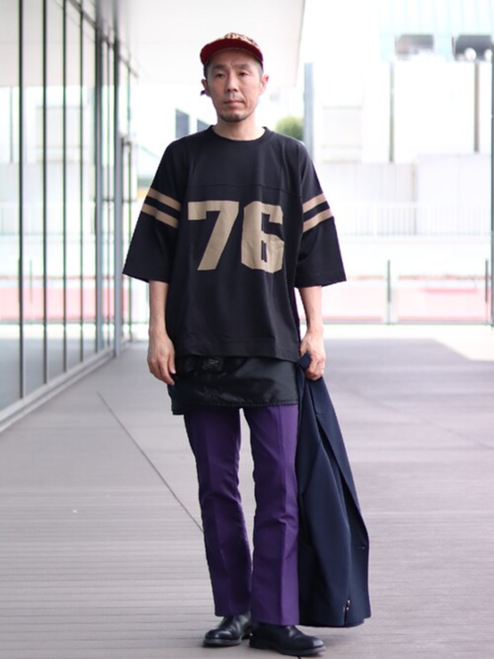 ブラック系のTシャツ/カットソー、ブルー系のテーラードジャケットを着用したメンズの春コーディネートの1枚目の写真