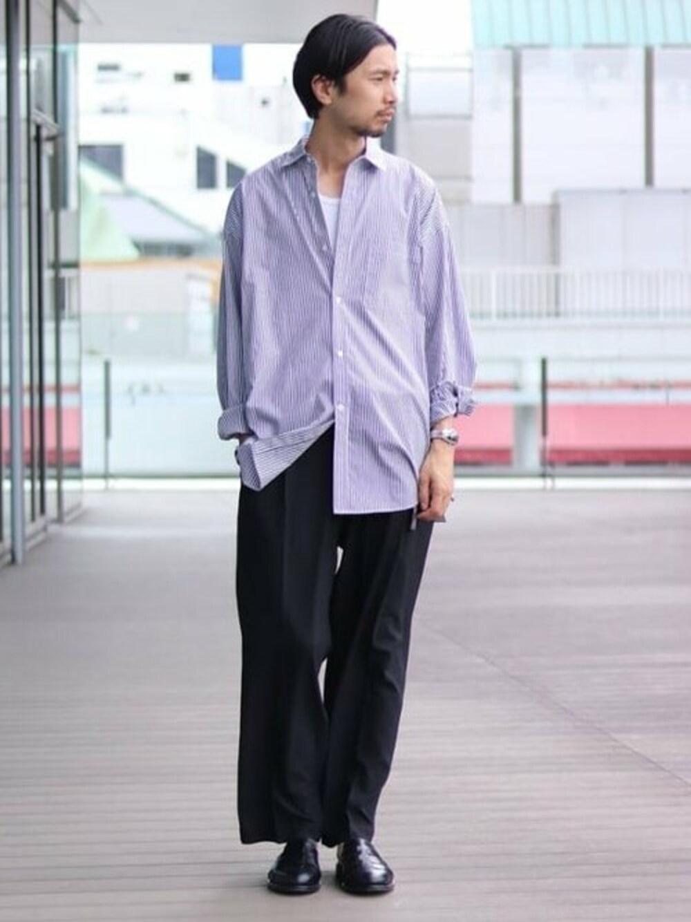 ブラック系のその他パンツ、ブラック系のシャツ/ブラウスを着用したメンズの春コーディネートの1枚目の写真