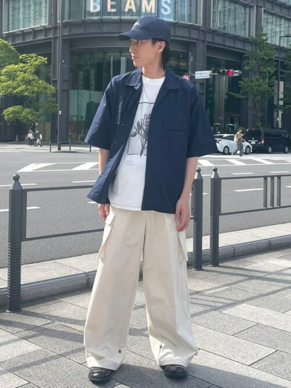 ブルー系のシャツ/ブラウス、ベージュ系のカーゴパンツ、ホワイト系のTシャツ/カットソーを着用したメンズの春コーディネートの1枚目の写真