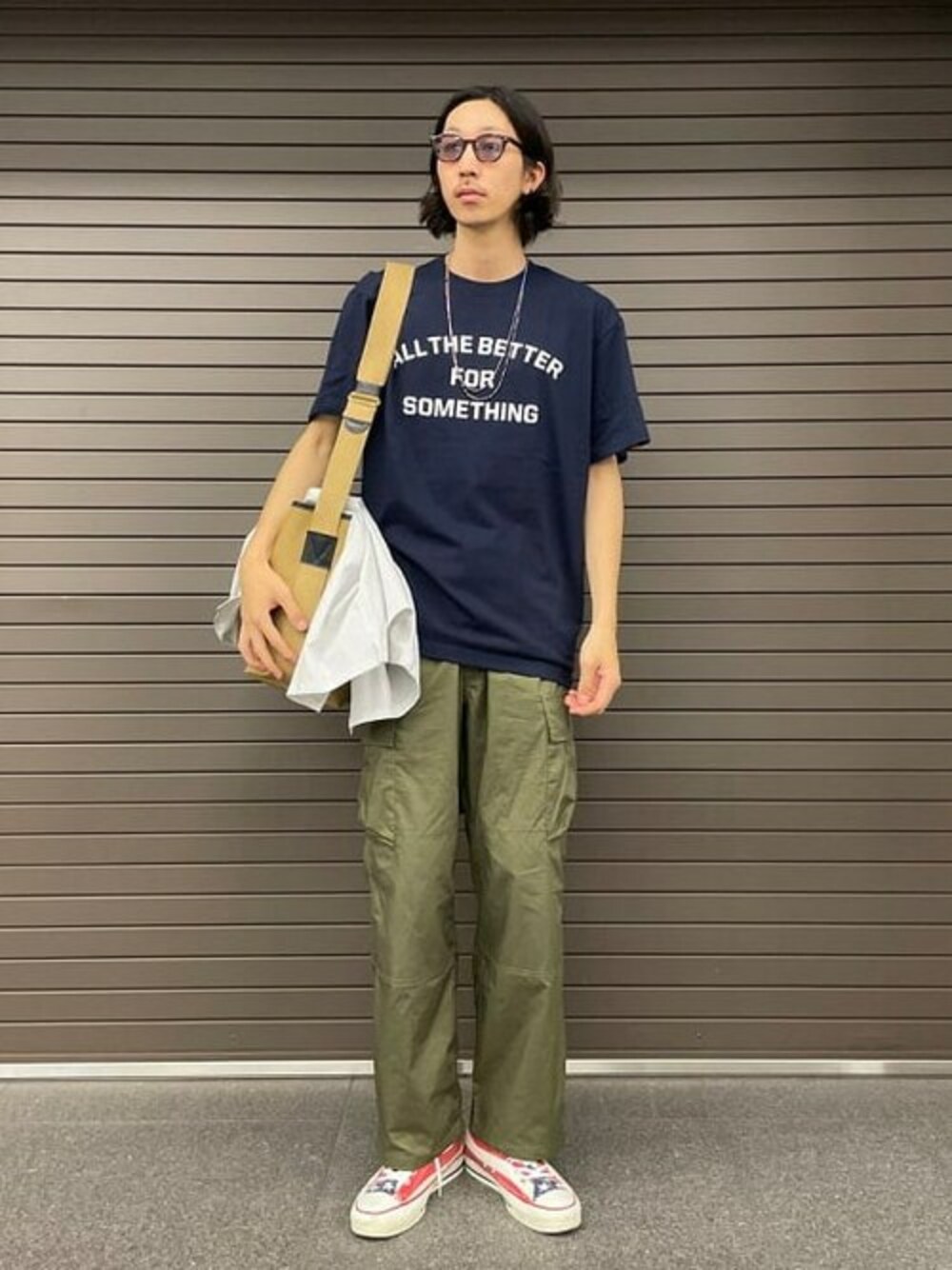ブルー系のTシャツ/カットソーを着用したメンズの夏コーディネートの1枚目の写真