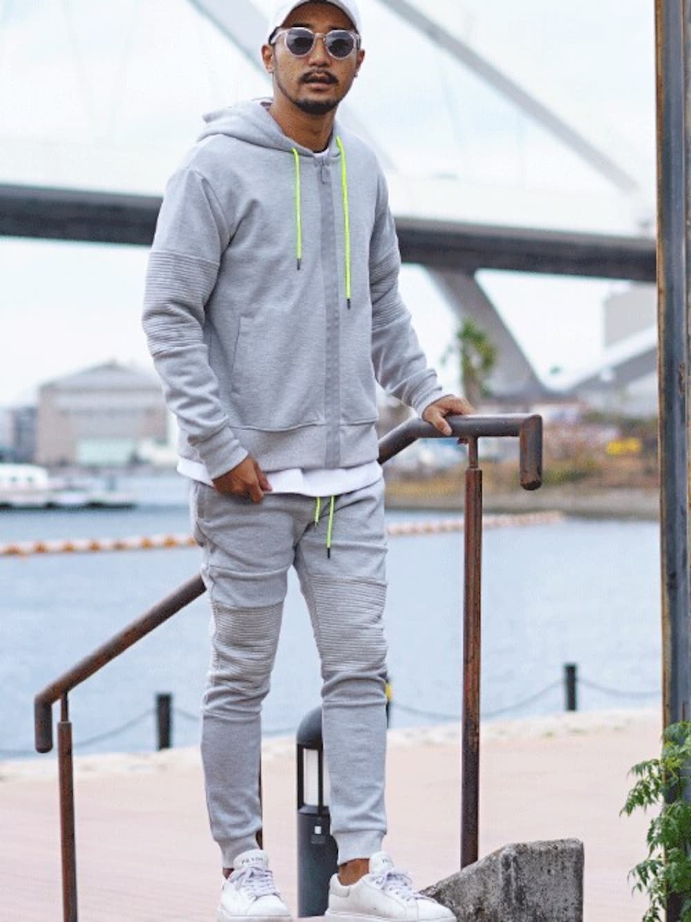 グレー系のパーカー、グレー系のスウェットパンツを着用したメンズの冬コーディネートの1枚目の写真