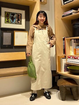 「巾着バッグ」｜「アイテム（ジャンパースカート）」を使った、B:MING by BEAMS WOMENさん（レディース・157cm）の冬コーディネート
