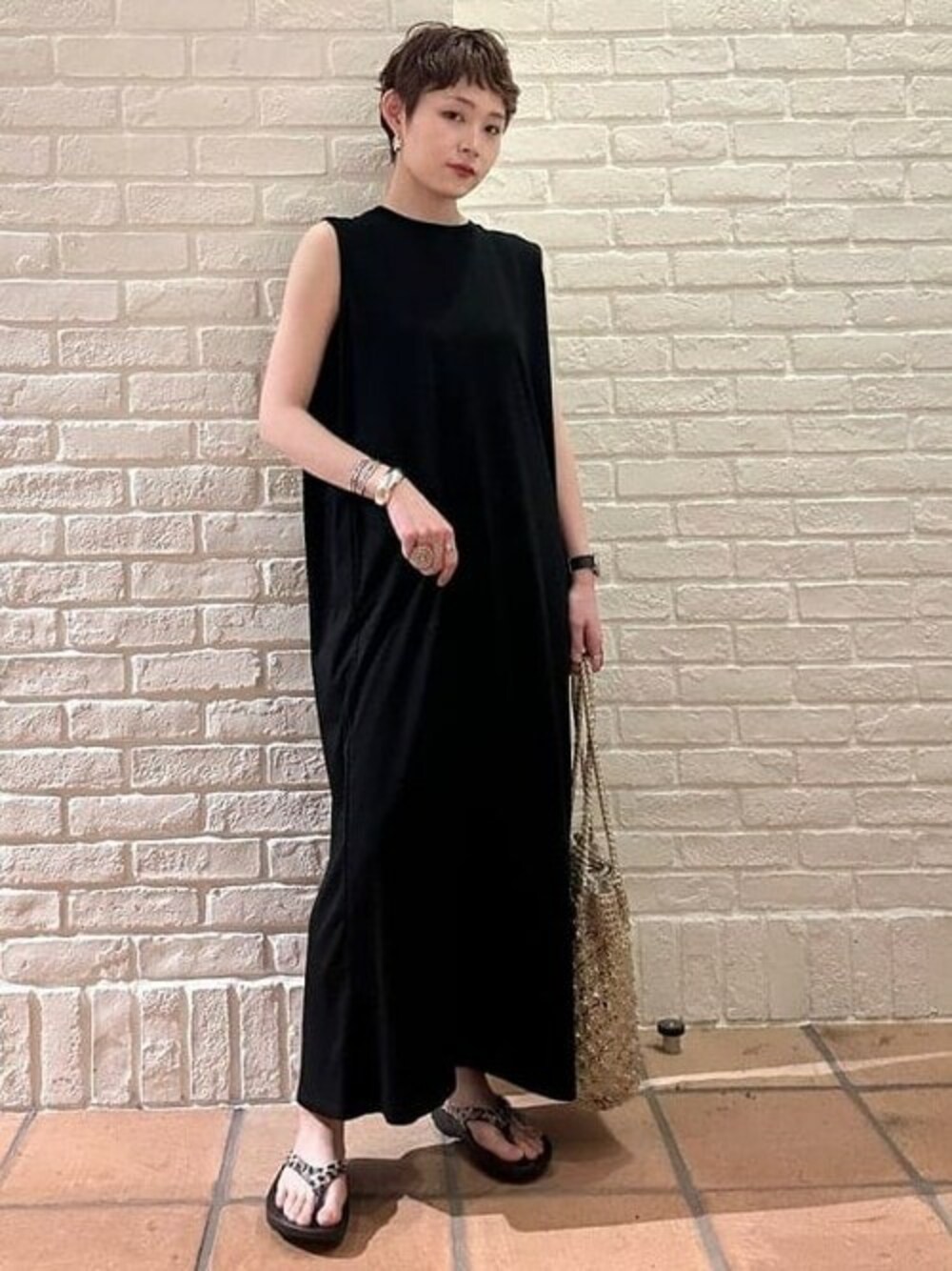 モックネック ノースリーブ ワンピースを使った人気ファッション