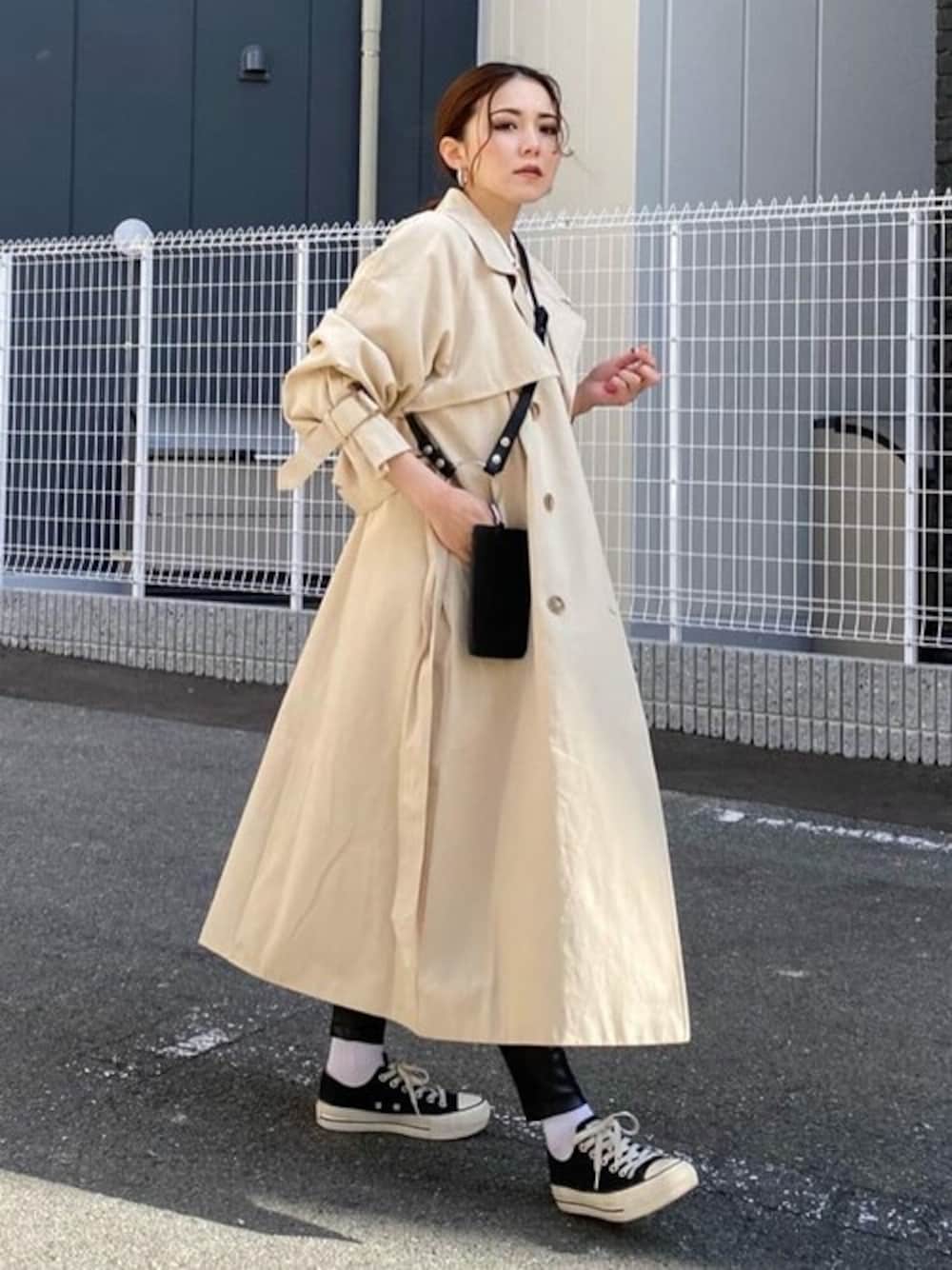 「カジュアル、シンプル、トレンチコート、シンプルコーデ、春コーデ、フェイクレザー、カジュアルコーデ、EGOIST、今日のコーデ、EGOISTSTAFF」｜「EGOISTのプレーンフェイクレザースキニーパンツ（その他パンツ、ブラック系）」を使った、EGOIST staffさん（レディース・159cm）の冬コーディネートの1枚目の写真