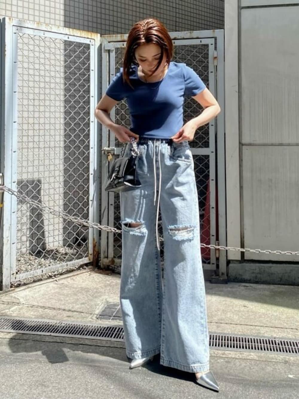 「デニム、大人カジュアル、デニムパンツ、シンプルコーデ、春コーデ、カジュアルコーデ、EGOIST、今日のコーデ、デザイントップス、EGOISTSTAFF」｜「EGOISTのダメージワイドイージーパンツ（デニムパンツ、ブルー系）」を使った、EGOIST staffさん（レディース・159cm）の春コーディネートの1枚目の写真