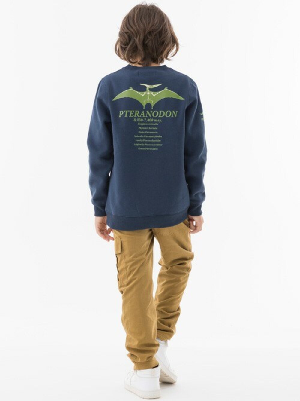 ブルー系のスウェット、ベージュ系のその他パンツを着用したキッズの冬コーディネートの1枚目の写真