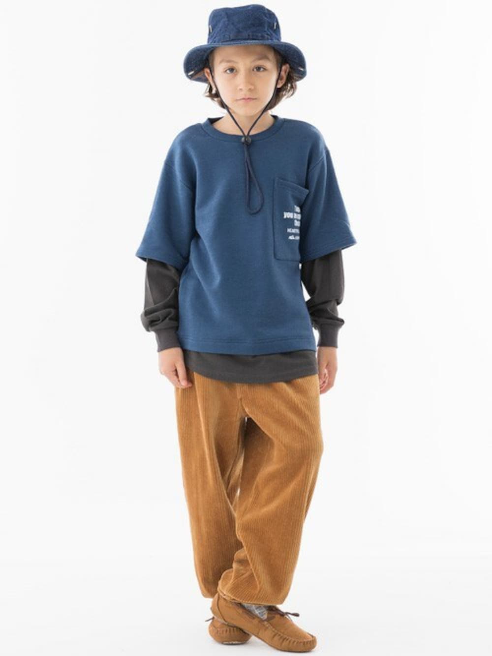 ブルー系のスウェット、イエロー系のその他パンツ、ブルー系のハットを着用したキッズの冬コーディネートの1枚目の写真