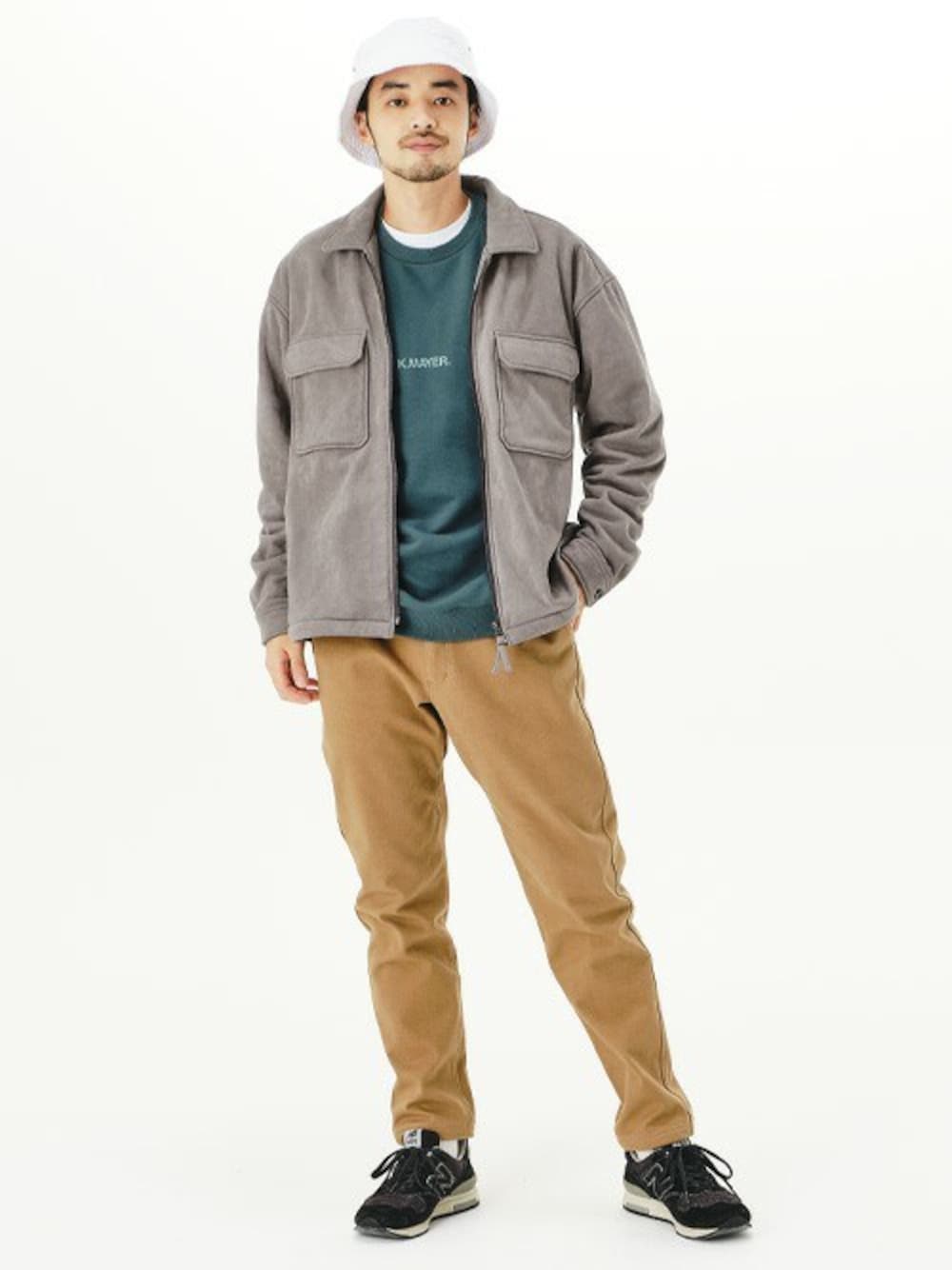 グレー系のブルゾン、グリーン系のスウェット、イエロー系のその他パンツを着用したメンズの春コーディネートの1枚目の写真