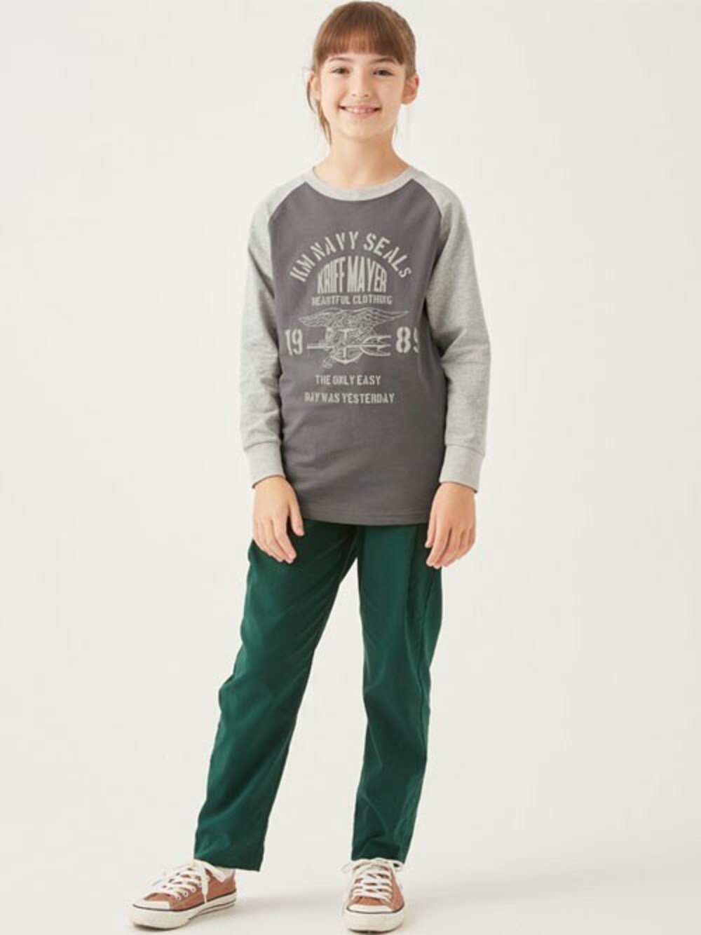 グレー系のTシャツ/カットソー、グリーン系のその他パンツを着用したキッズの春コーディネートの1枚目の写真