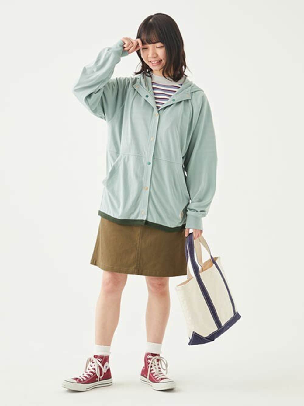 「スカート、ボーダー、パーカー、スニーカーコーデ、夏コーデ、ＵＶカット、モックネック、クリフメイヤー」｜「KRIFF MAYER Lady's CollectionのUVカットさらボタンパーカー（パーカー、ブルー系）」を使った、KRIFF MAYERさん（レディース・162cm）の春コーディネートの1枚目の写真