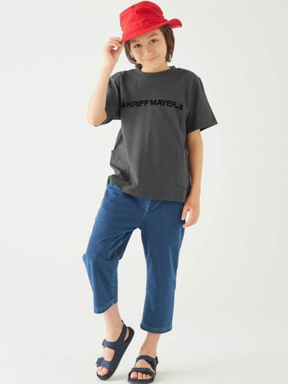 グレー系のTシャツ/カットソー、ブルー系のデニムパンツ、レッド系のハットを着用したキッズの春コーディネートの1枚目の写真