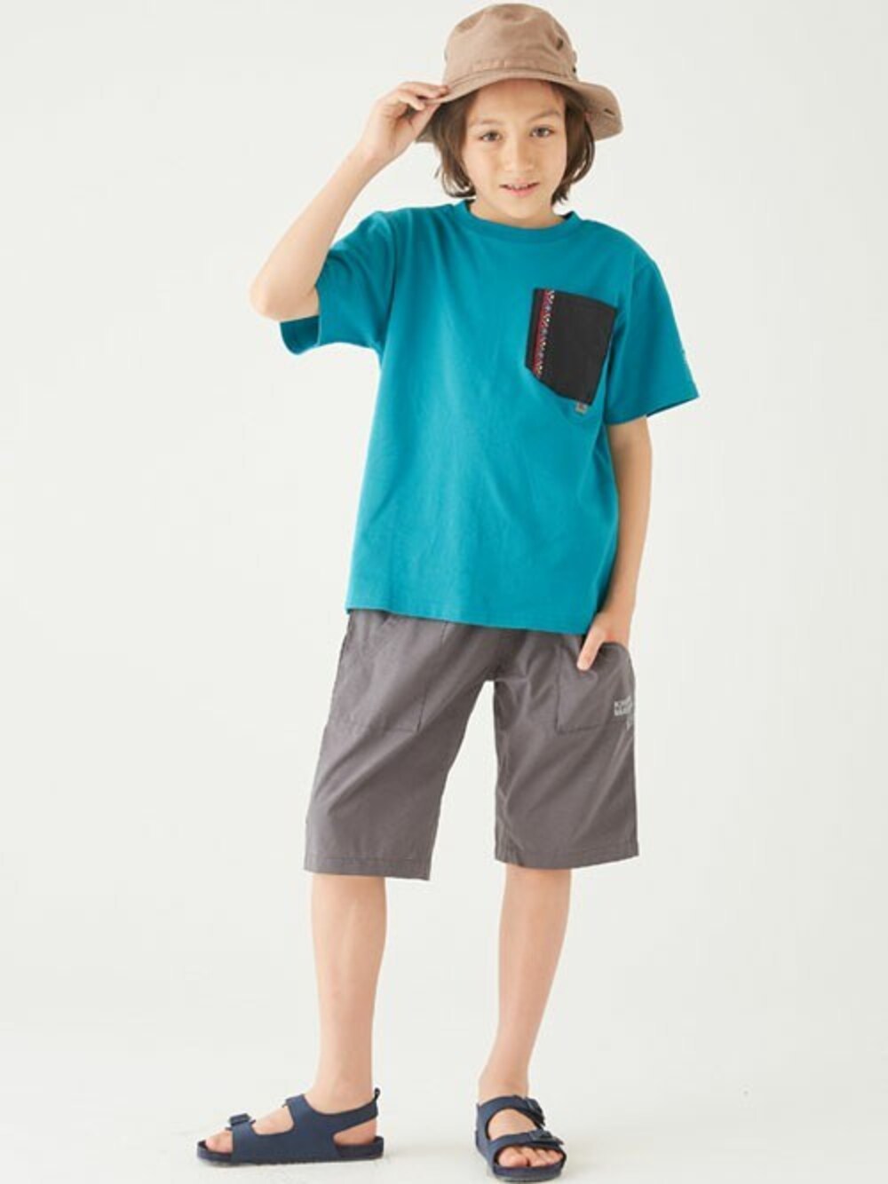 ブルー系のTシャツ/カットソー、グレー系のその他パンツ、ベージュ系のハットを着用したキッズの夏コーディネートの1枚目の写真