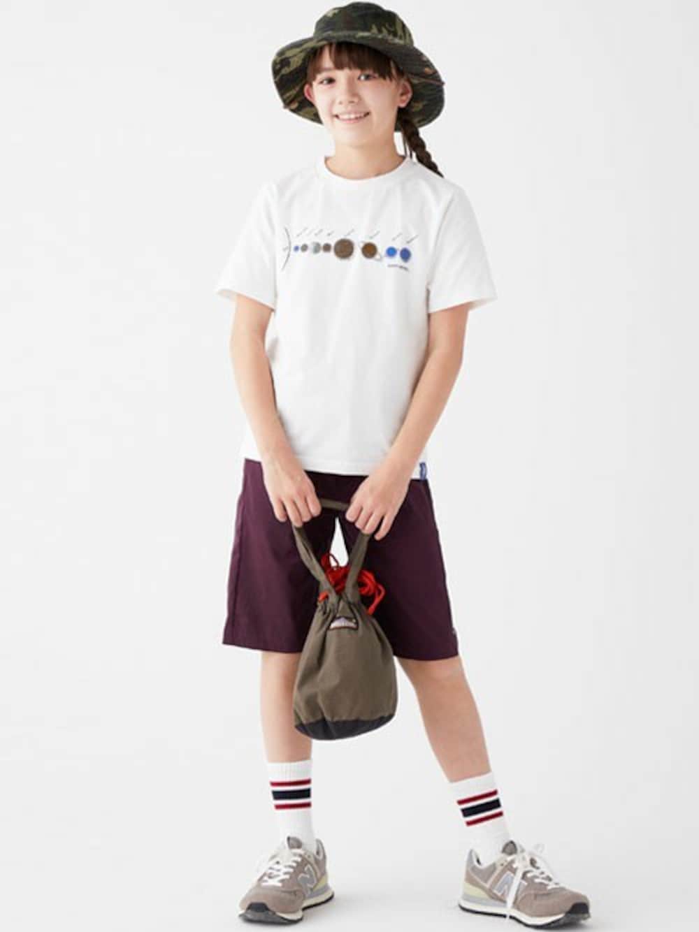 「アウトドアスタイル、子供服、キッズコーデ、女の子コーデ、男の子コーデ、KRIFF MAYER、キッズファッション、惑星モチーフ、クリフメイヤー、クリフメイヤーキッズ」｜「KRIFF MAYER Kid's Collectionの太陽系TEE（Tシャツ/カットソー、ホワイト系）」を使った、KRIFF MAYERさん（キッズ・142cm）の夏コーディネートの1枚目の写真