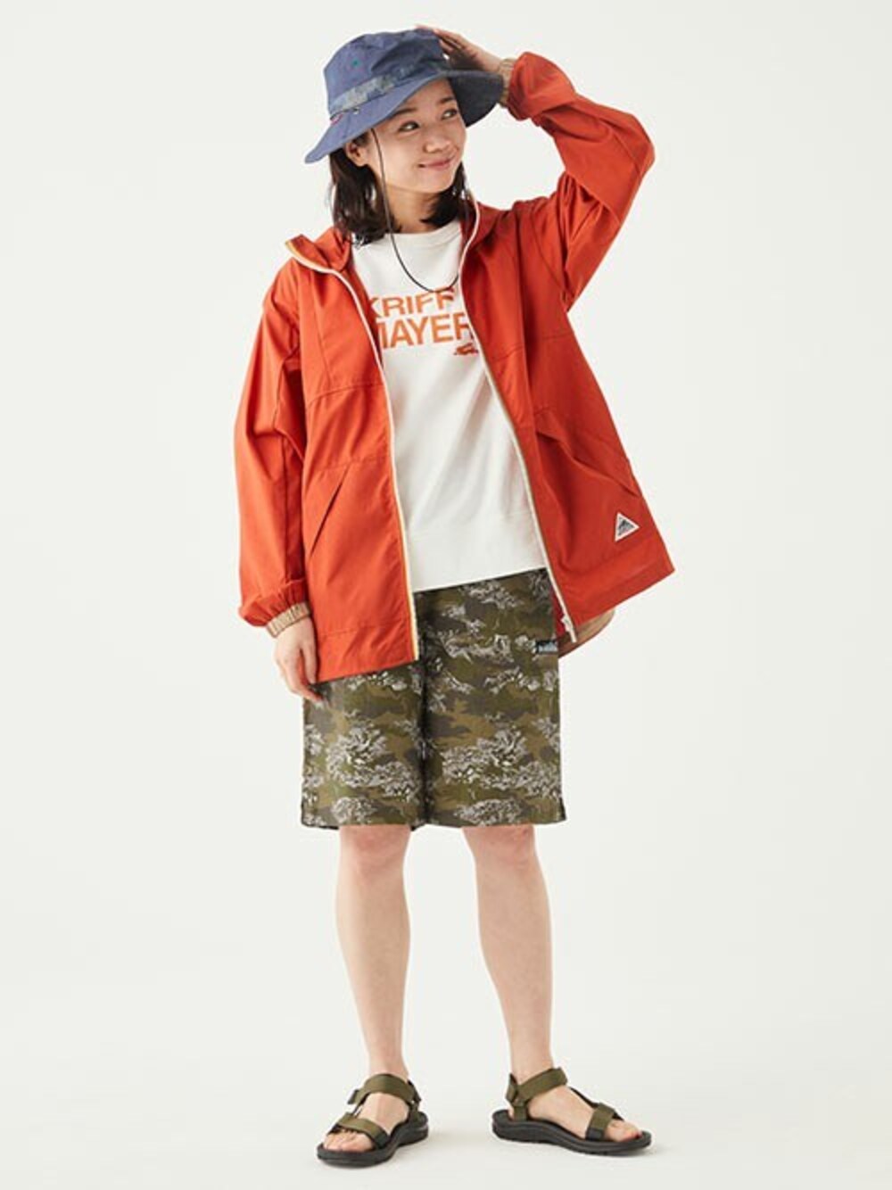 ベージュ系のその他パンツ、レッド系のナイロンジャケット、ホワイト系のTシャツ/カットソーを着用したレディースの夏コーディネートの1枚目の写真