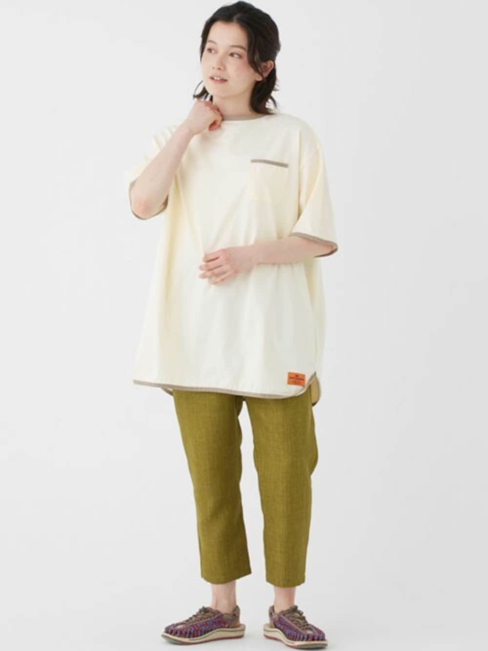 ホワイト系のTシャツ/カットソー、グリーン系のその他パンツを着用したレディースの夏コーディネートの1枚目の写真