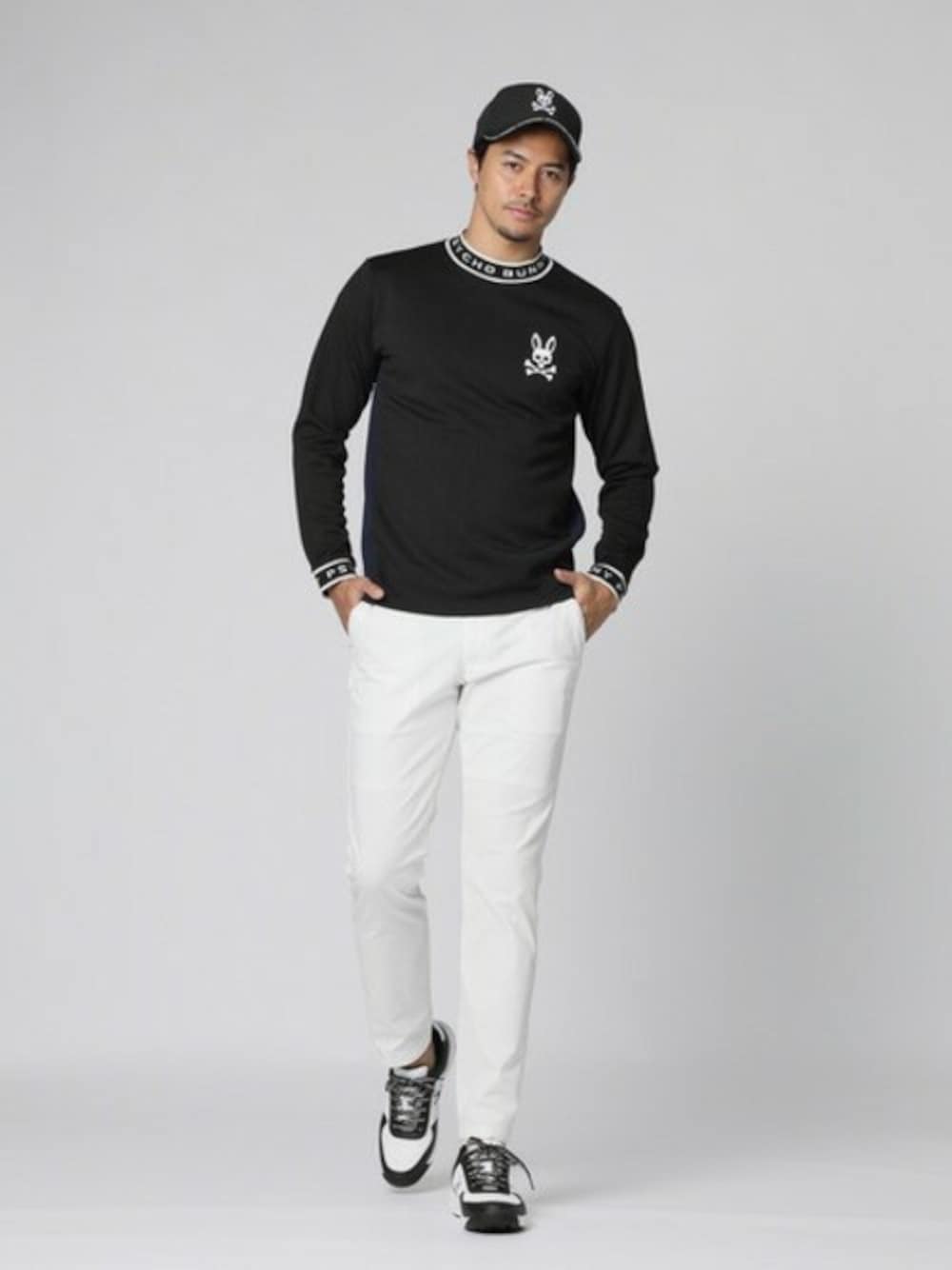 ブラック系のTシャツ/カットソー、ホワイト系のスニーカー、ブラック系のキャップを着用したメンズの冬コーディネートの1枚目の写真