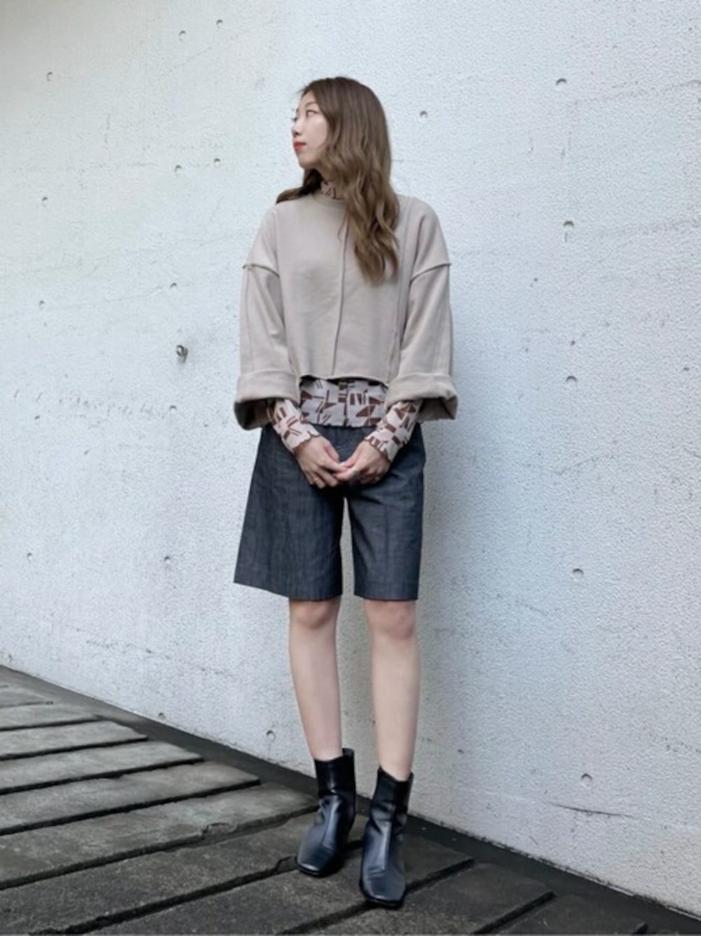 ブラック系のブーツを着用したレディースの春コーディネートの1枚目の写真