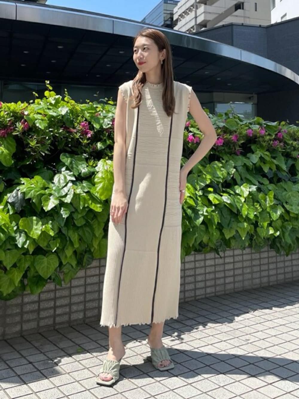 ベージュ系のワンピースを着用したレディースの春コーディネートの1枚目の写真