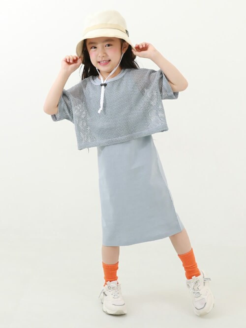 「ワンピース、セットアップ、お出かけコーデ、キッズコーデ、春夏コーデ、デビロック、メッシュトップス、キッズファッション、devirock」｜「devirockの【セットアップ】メッシュTシャツ＆アメスリワンピース（ワンピース、ブルー系）」を使った、devirockさん（キッズ・112cm）の夏コーディネートの1枚目の写真