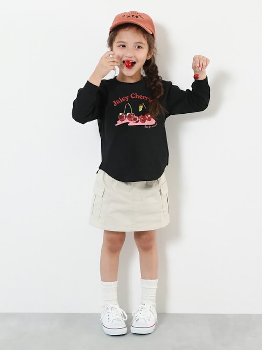 「お出かけコーデ、キッズコーデ、デビロック、秋冬コーデ、キッズファッション、devirock」｜「devirockの綿100％ デビラボ ガールズ プリント 長袖Tシャツ（Tシャツ/カットソー、ブラック系）」を使った、devirockさん（キッズ・110cm）の夏コーディネートの1枚目の写真