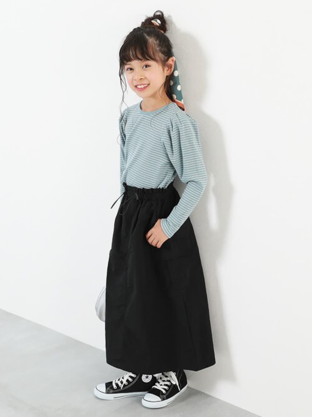 「お出かけコーデ、キッズコーデ、デビロック、秋冬コーデ、キッズファッション、devirock」｜「devirockのナイロン ロング丈 カーゴスカート（スカート、ブラック系）」を使った、devirockさん（キッズ・123cm）の夏コーディネートの1枚目の写真