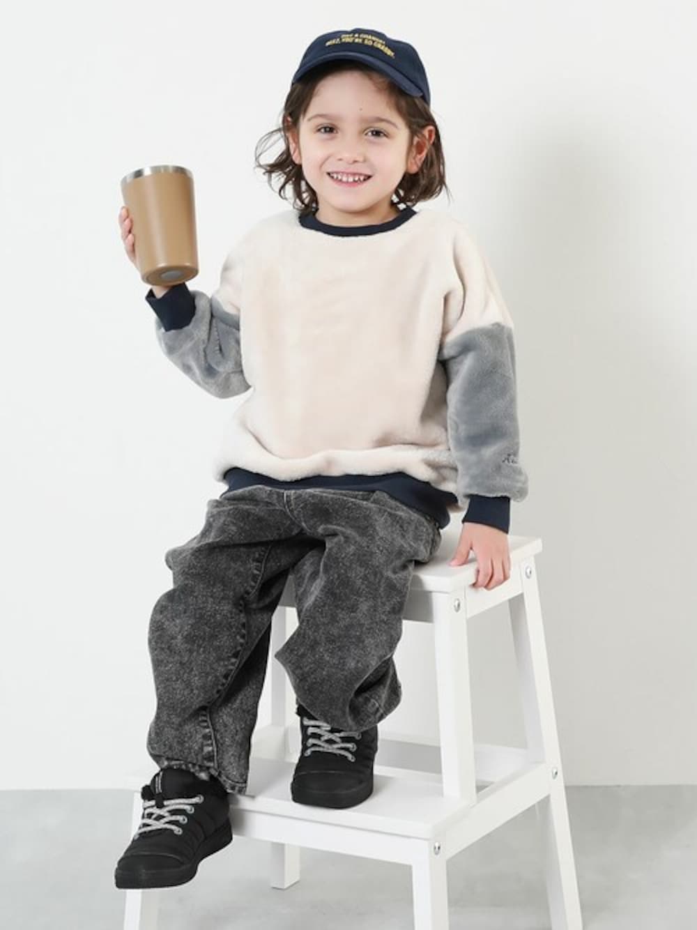 「もこもこ、お出かけコーデ、キッズコーデ、デビロック、秋冬コーデ、キッズファッション、devirock」｜「devirockの楽デニム ルーズタックパンツ（デニムパンツ、ブラック系）」を使った、devirockさん（キッズ・104cm）の秋コーディネートの1枚目の写真