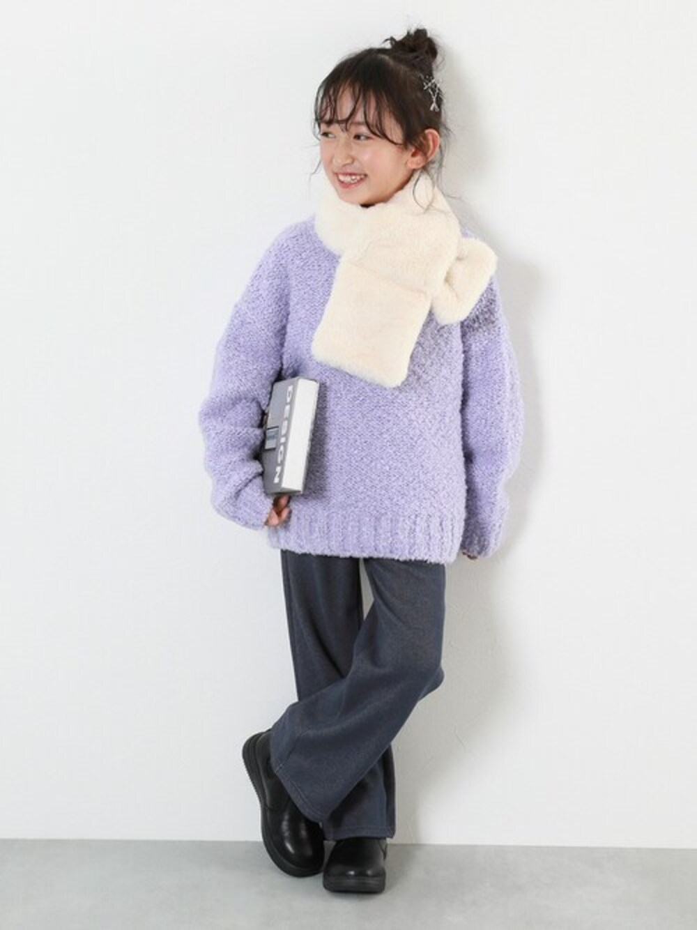 「お出かけコーデ、キッズコーデ、デビロック、秋冬コーデ、キッズファッション、devirock」｜「devirockの無地 ビッグシルエット 袖リブ 長袖Tシャツ（Tシャツ/カットソー、ホワイト系）」を使った、devirockさん（キッズ・112cm）の秋コーディネートの1枚目の写真