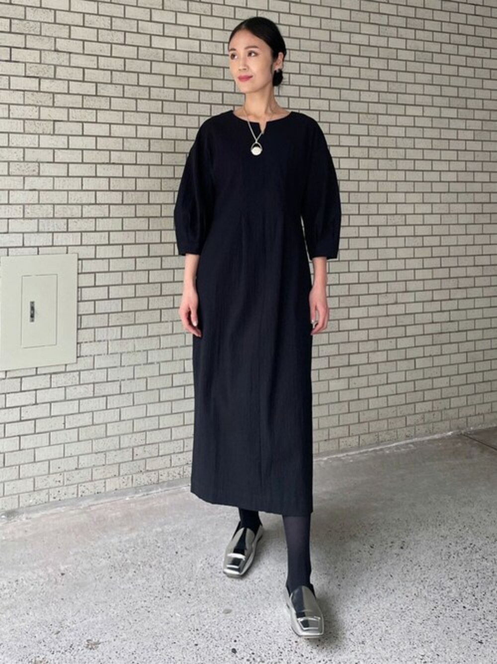 「OUTERSUNSETの[2023SS] cocoon silhouette one piece（ワンピース、ブラック系）」を使った、OUTERSUNSET_officialさん（レディース・170cm）の冬コーディネートの1枚目の写真