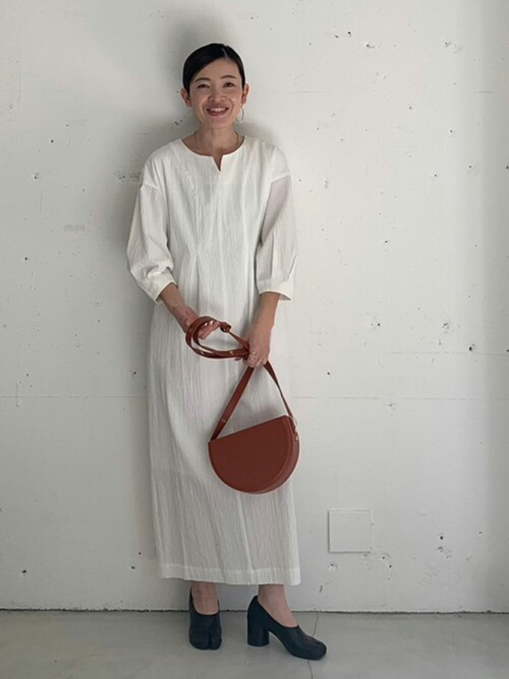 「OUTERSUNSETの[2023SS] cocoon silhouette one piece（ワンピース、ホワイト系）」を使った、OUTERSUNSET_officialさん（レディース・160cm）の冬コーディネートの1枚目の写真