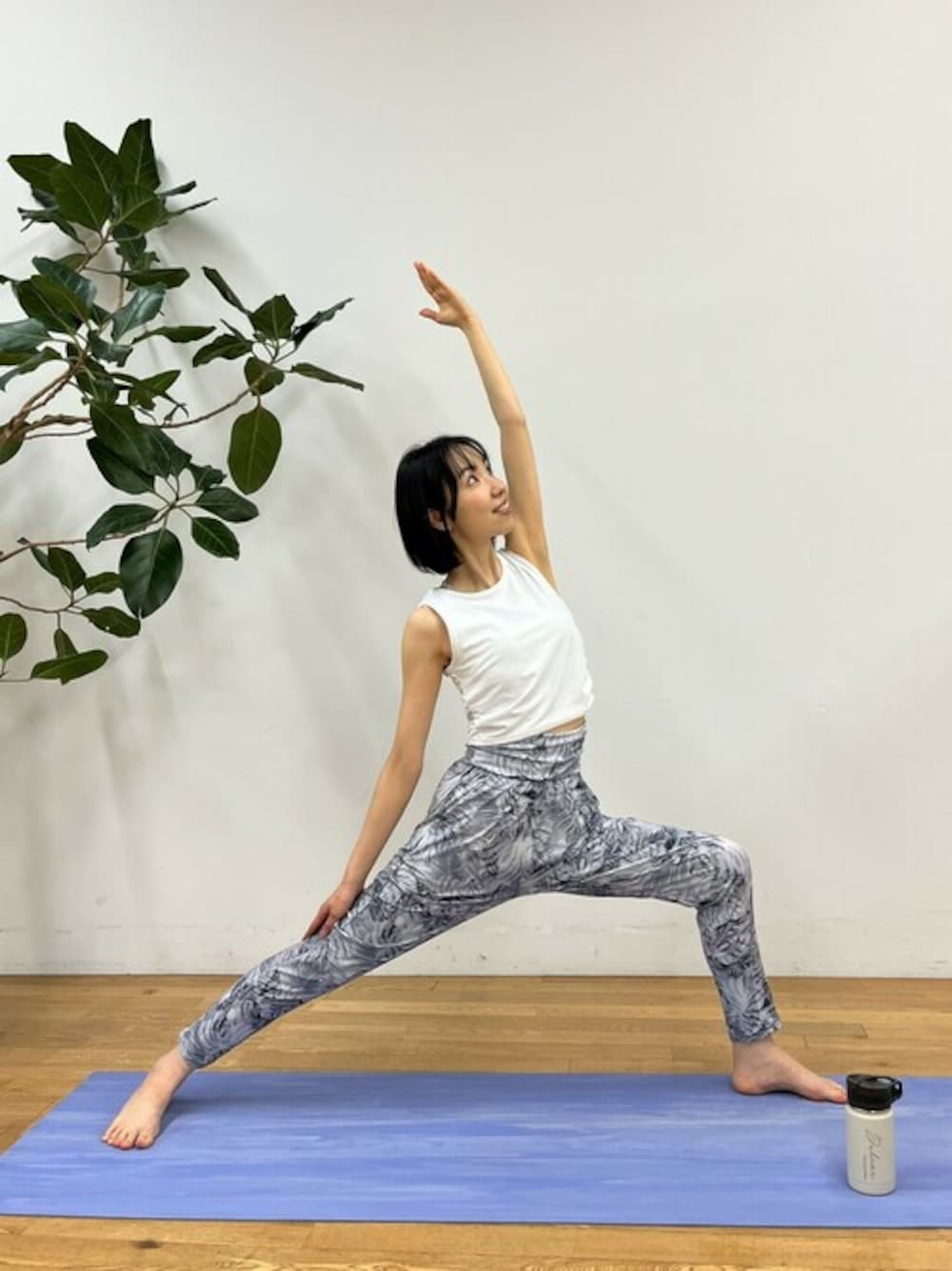 「ショートトップス、ヨガ、ＵＶカット、ピラティス、julier、ギャザーパンツ、ホットヨガ、ヨガウェア、ジュリエ、Julier Yoga and Relax」｜「Julier Yoga and RelaxのJulier yogaworks×Julier天然ゴムヨガマット（スポーツグッズ、パープル系）」を使った、Julierさん（レディース・163cm）の春コーディネートの1枚目の写真
