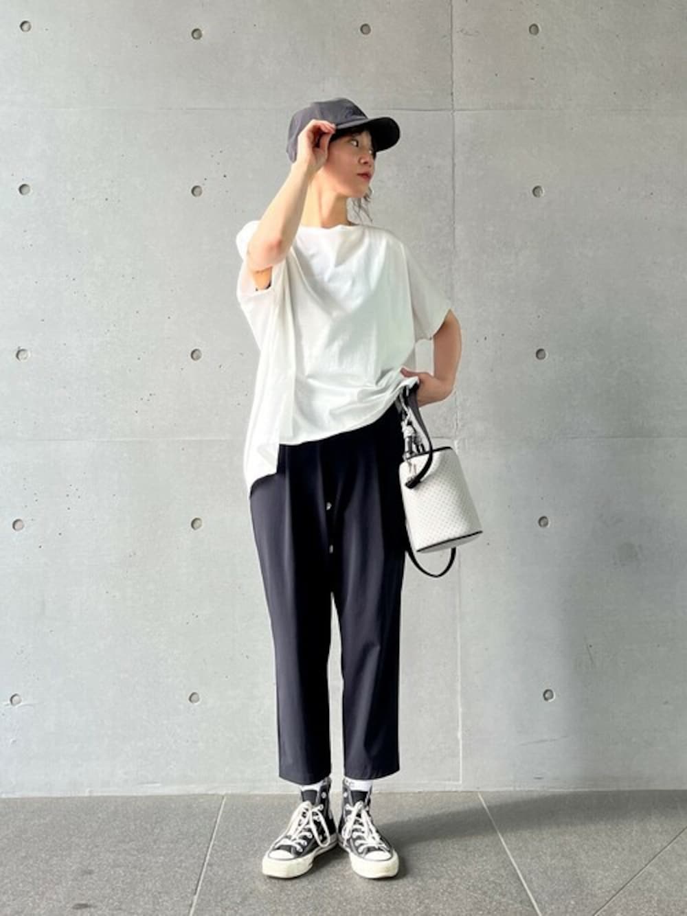 「キャップ、Tシャツ、Tシャツコーデ、julier、ジュリエ、Julier Yoga and Relax」｜「Julier Yoga and RelaxのJulier ネオプレーンバケツバッグ（ショルダーバッグ、グレー系）」を使った、Julierさん（レディース・160cm）の秋コーディネートの1枚目の写真