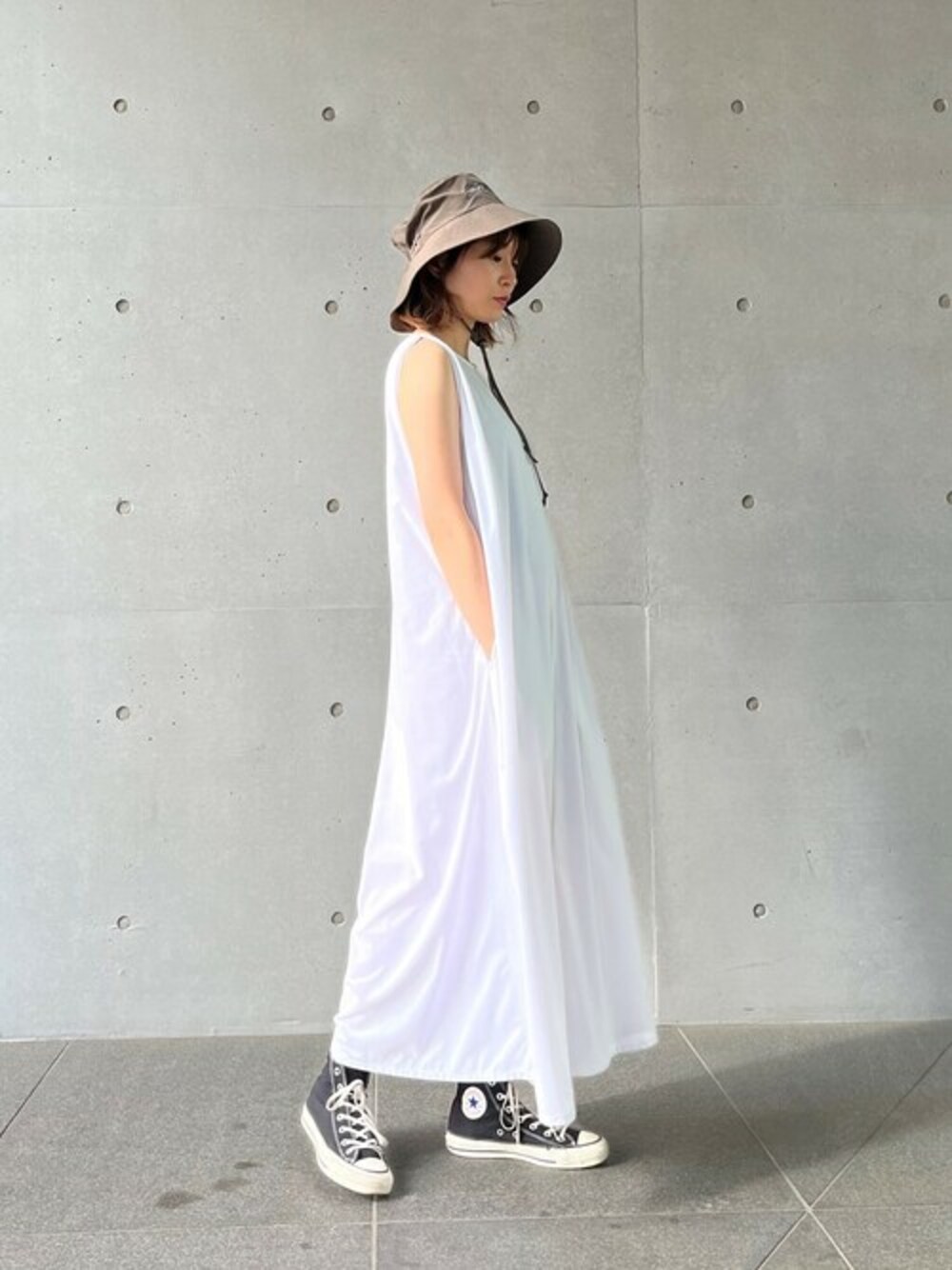 「ワンピース、ワンピーススタイル、ワンピース×スニーカー、julier、ジュリエ、Julier Yoga and Relax」｜「Julier Yoga and RelaxのJulier プライムフレックスワンピース（ワンピース、ホワイト系）」を使った、Julierさん（レディース・160cm）の秋コーディネートの1枚目の写真