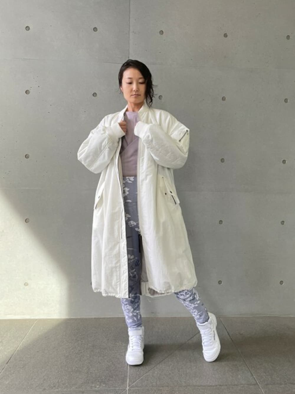 「MA-1、冬コーデ、冬、ヨガ、ピラティス、julier、秋冬コーデ、冬アウター、ジュリエ、Julier Yoga and Relax」｜「Julier Yoga and RelaxのJulier ロングMA-1（MA-1、ホワイト系）」を使った、Julierさん（レディース・161cm）の冬コーディネートの1枚目の写真