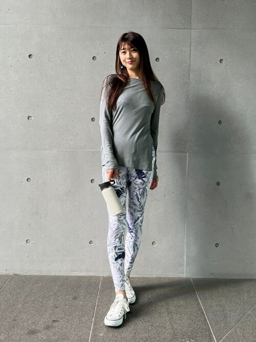 「Julier Yoga and RelaxのJulier Earthwell×Julier ループタンブラー/大（グラス/マグカップ/タンブラー、ホワイト系）」を使った、Julierさん（レディース・168cm）の春コーディネートの1枚目の写真